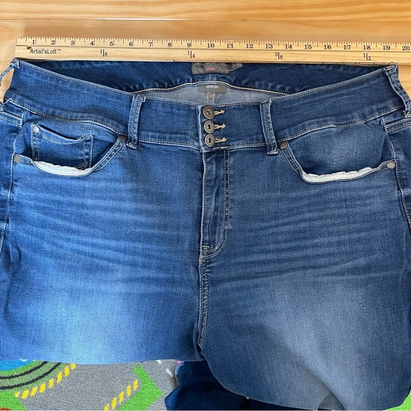 Torrid Feel The Fit Jegging Super Soft Jeans Size 24 / 3 Buttons Stretch - Picture 5 of 11